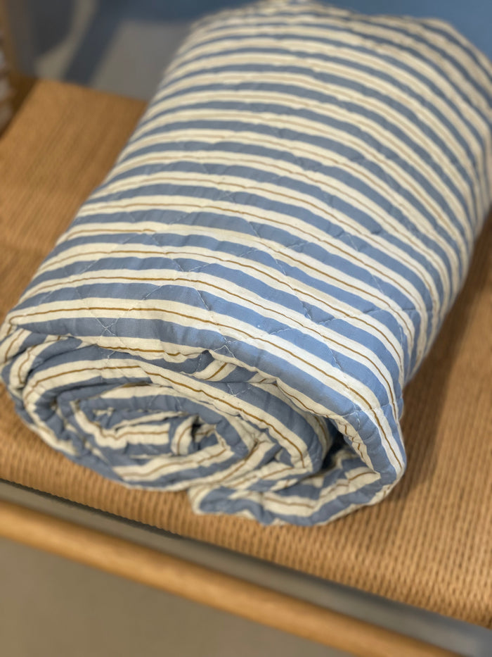 Quiltet Plaid - Blå m. hvide og brune striber