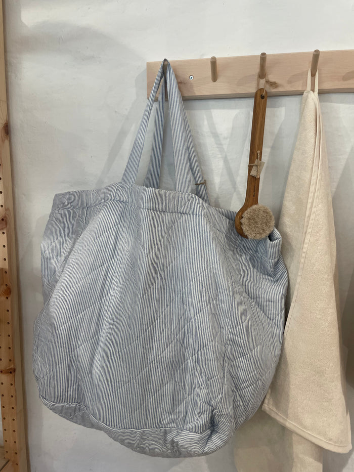 Quiltet taske med hvide og lyseblå striber