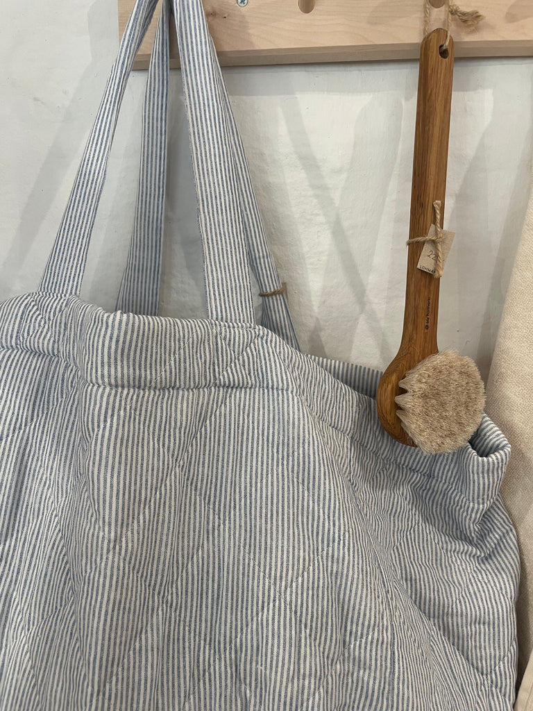 Quiltet taske med hvide og lyseblå striber