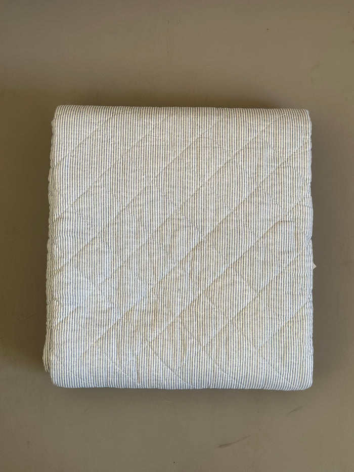 Quiltet Plaid - Hvid / Lyseblå Striber