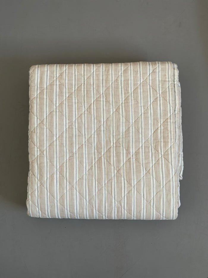 Quiltet plaid - Hvid m. Beige / Grå Striber