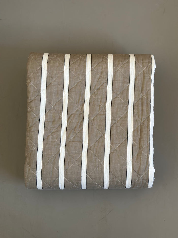 Quiltet Plaid - Hvid m. Brede Brune Striber