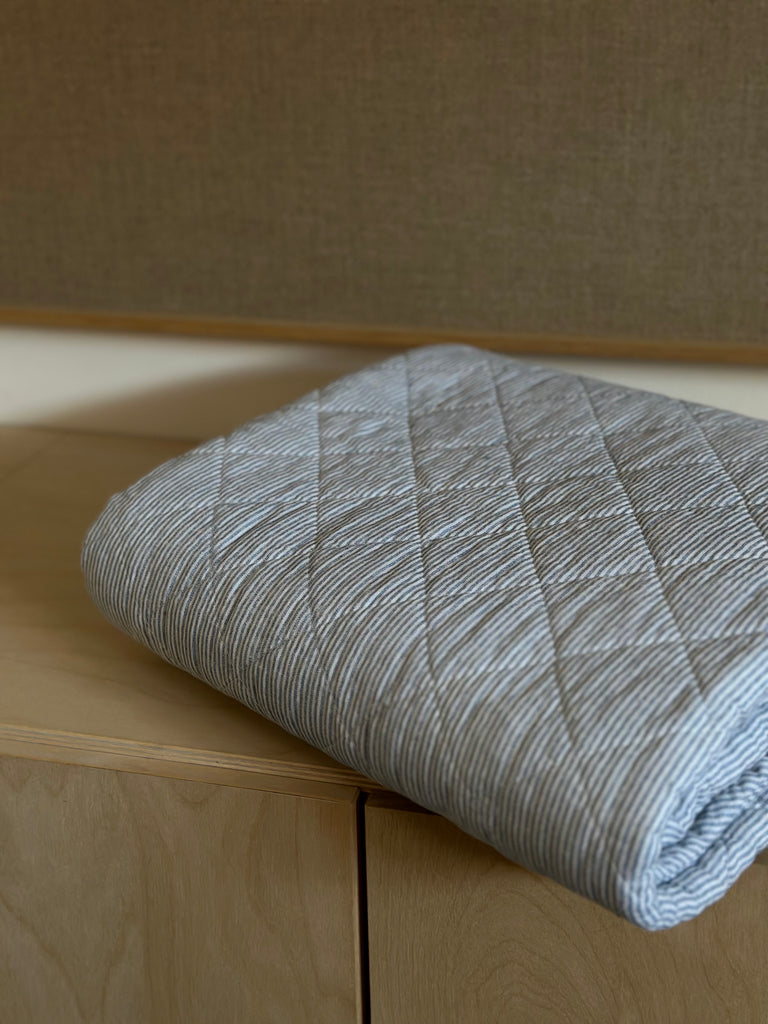 Quiltet Plaid - Hvid / Lyseblå Striber