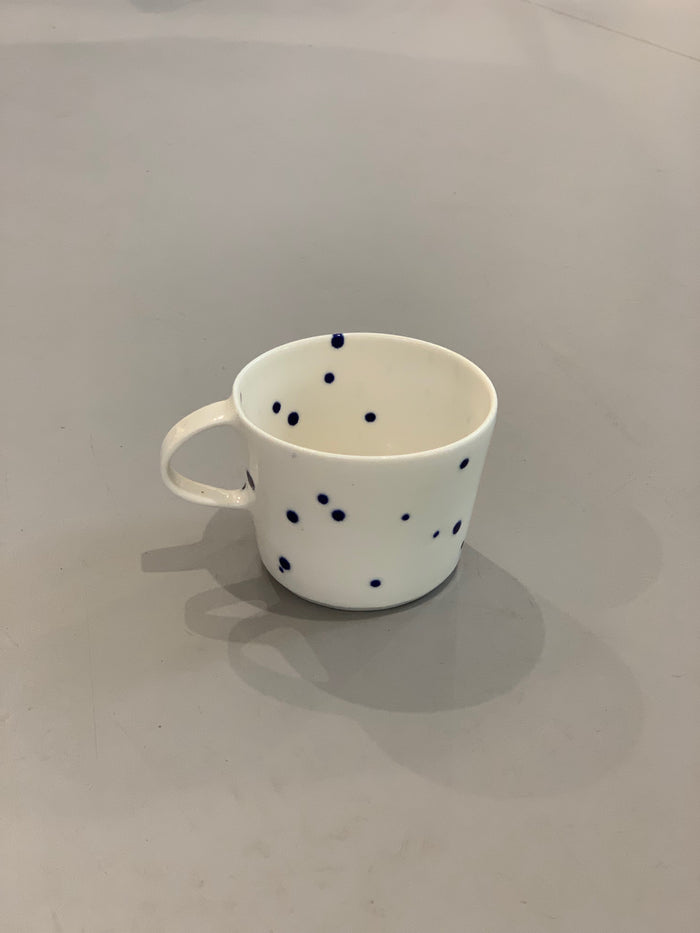 Ann-Louise Roman - Kaffekop Blue Dots - Mellem Prikker