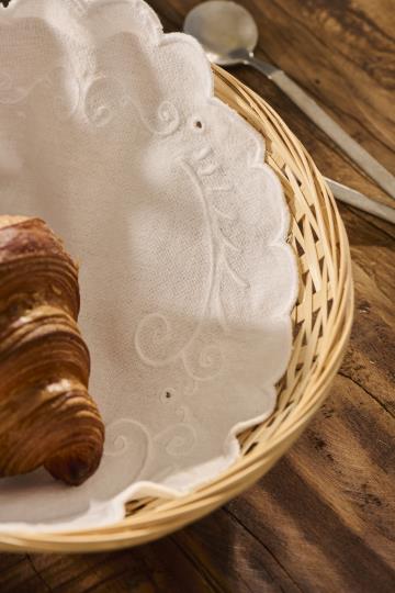 Brødserviet - Oval - Hvid m. broderi