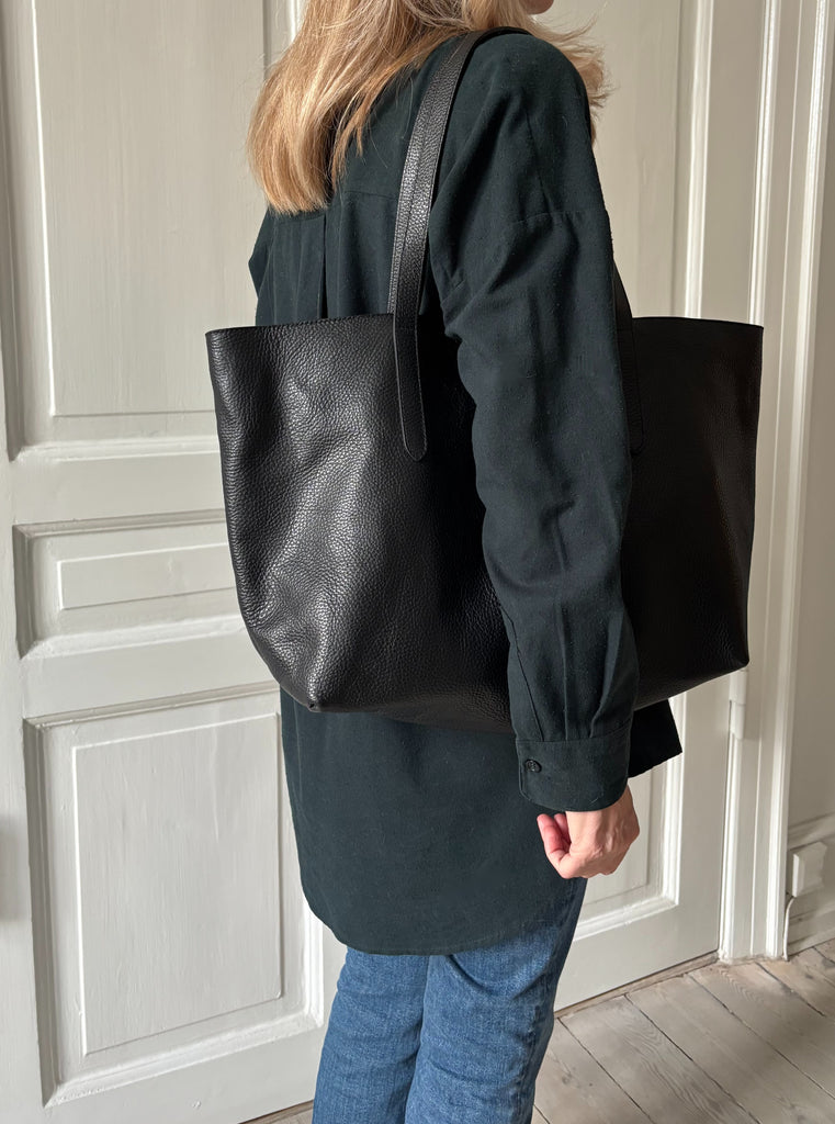 Infinito - Karin Large Tote Bag - Black