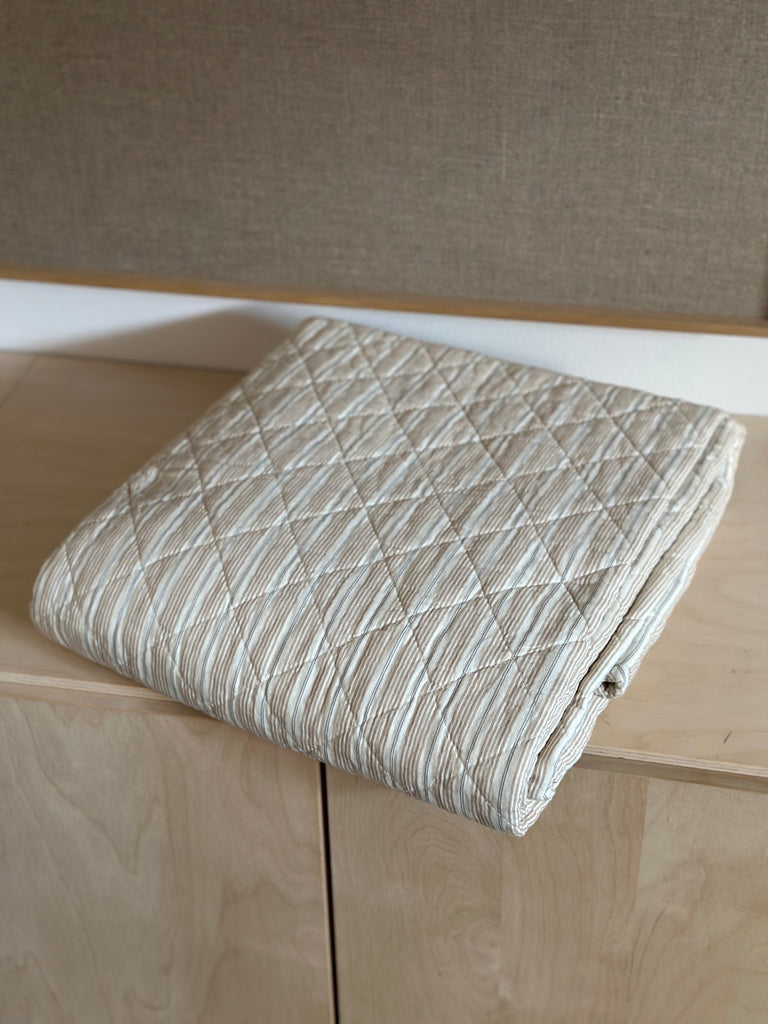 Quiltet plaid - Hvid m. Beige / Grå Striber