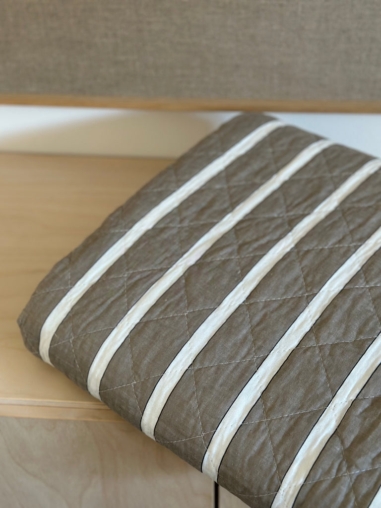 Quiltet Plaid - Hvid m. Brede Brune Striber
