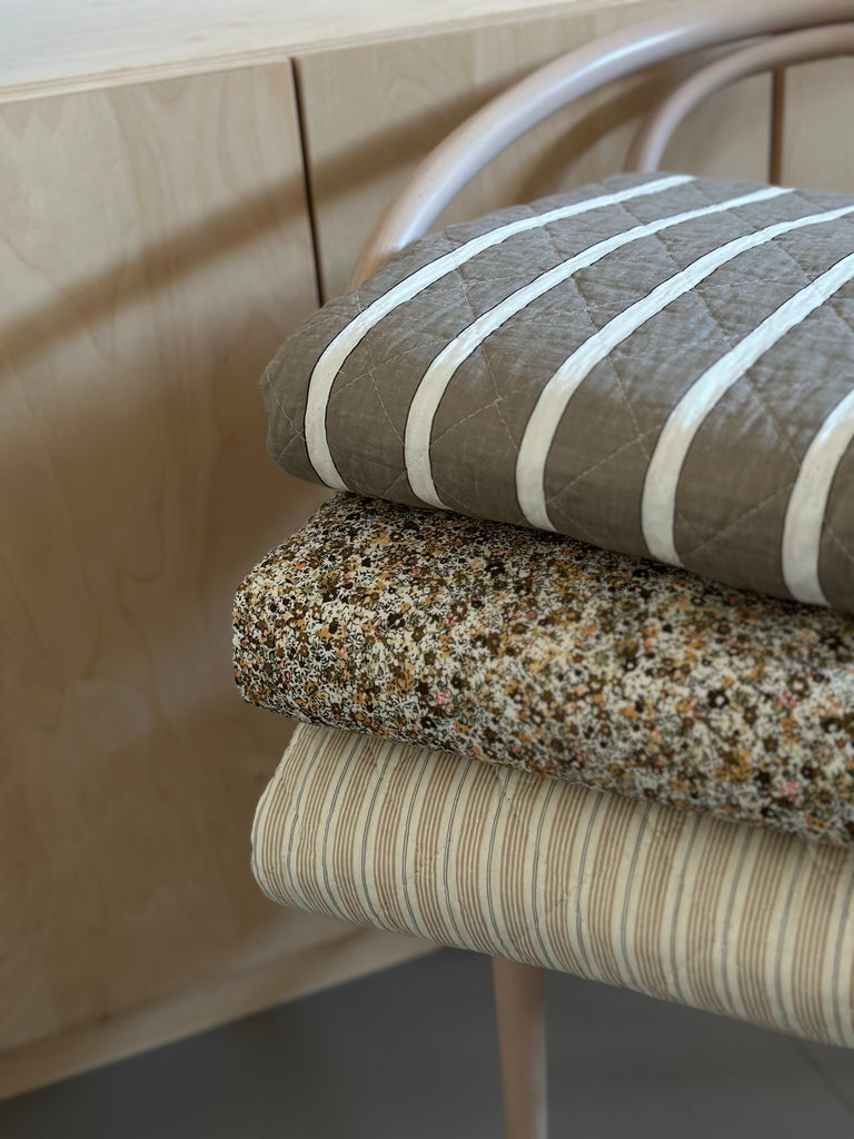 Quiltet Plaid - Hvid m. Brede Brune Striber