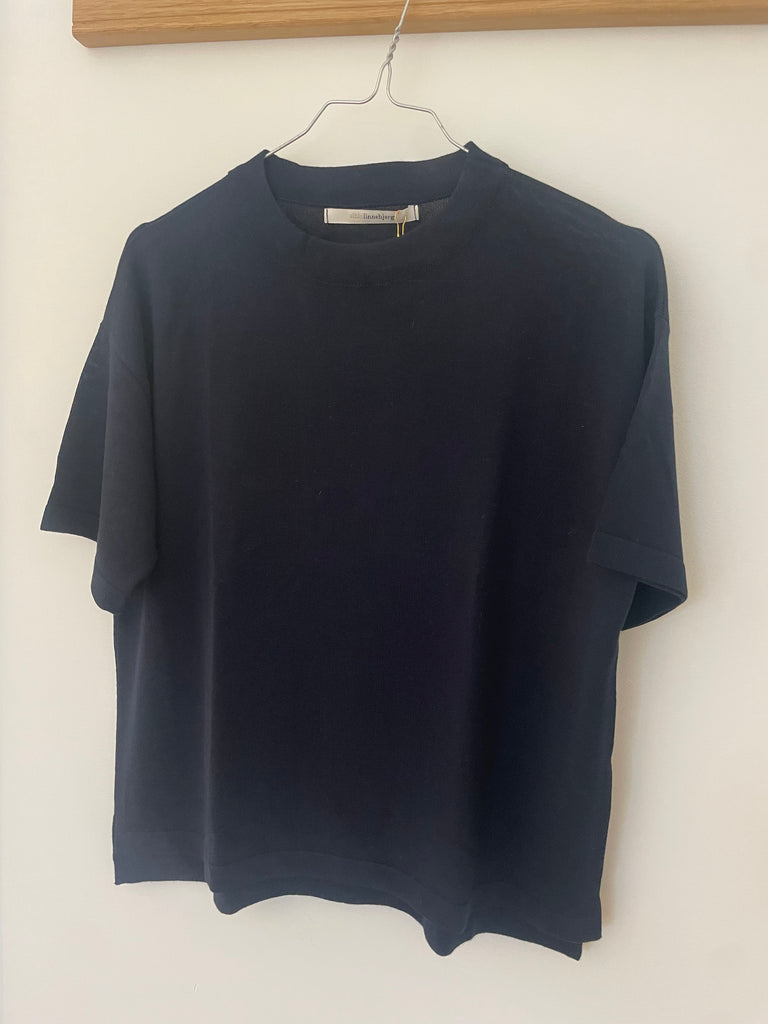 Sibin Linnebjerg - June - Navy