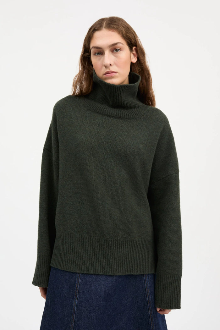 Skall Studio - Silene T-Neck - Dark Green