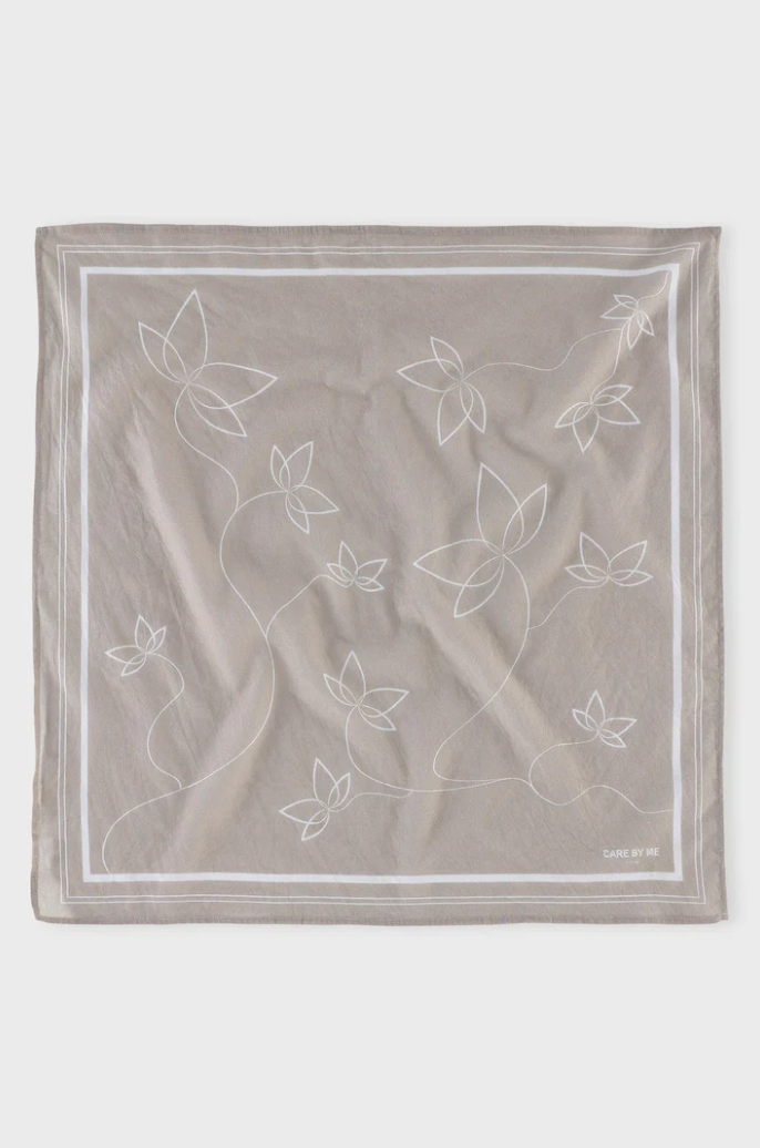 Care by me - Lotus tørklæde - sand / white print