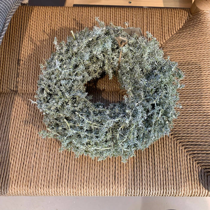 Krans af vokset stikkende enebær - 22 cm